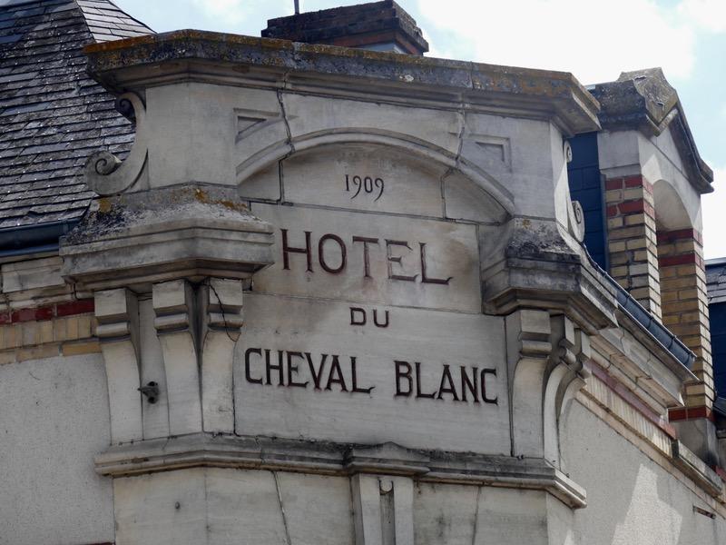 Le Cheval Blanc Hotel Jargeau ภายนอก รูปภาพ